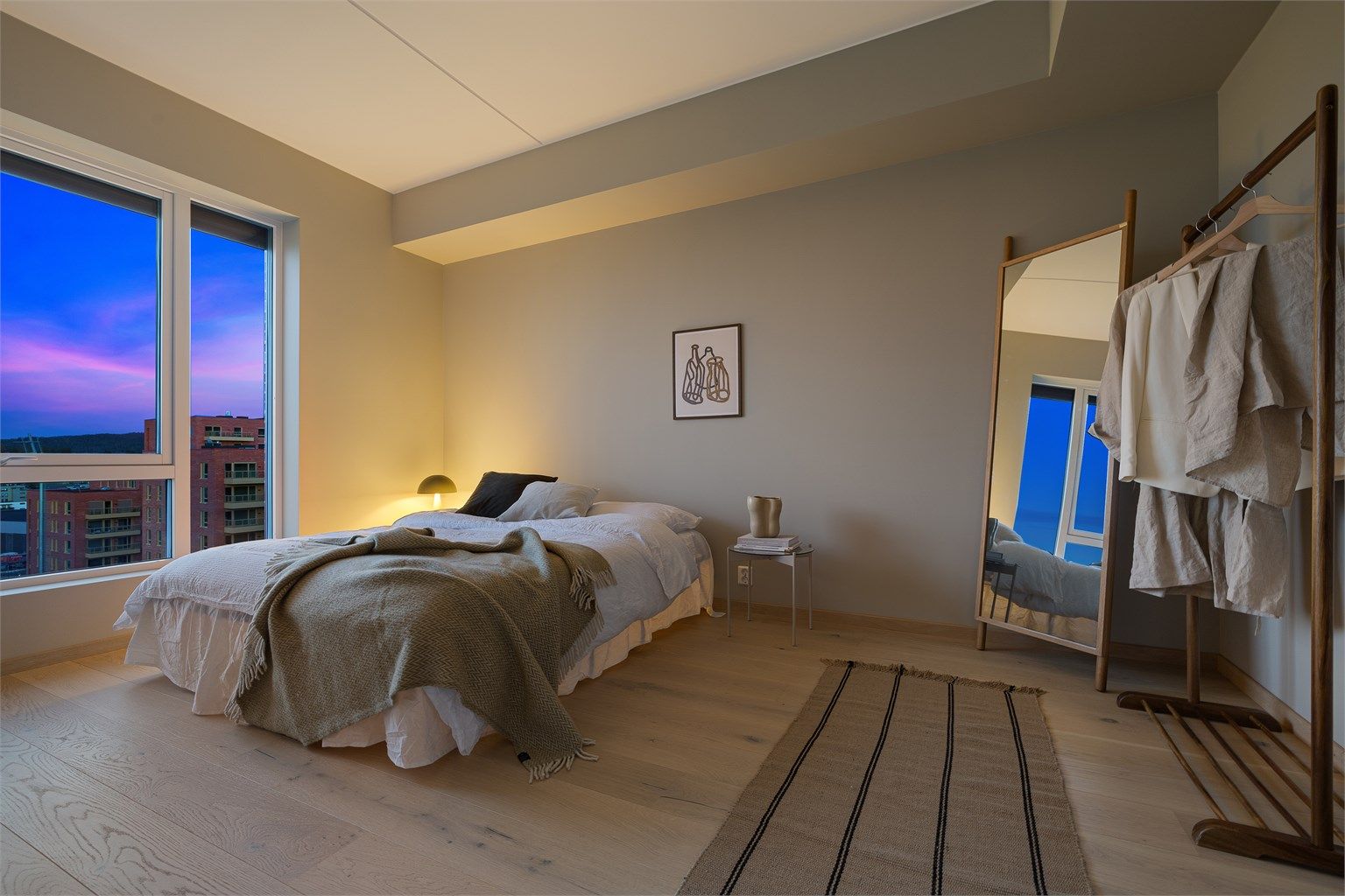 Det er god plass til dobbeltseng med tilhørende møblement på begge sider, samt å etablere en garderobeløsning.