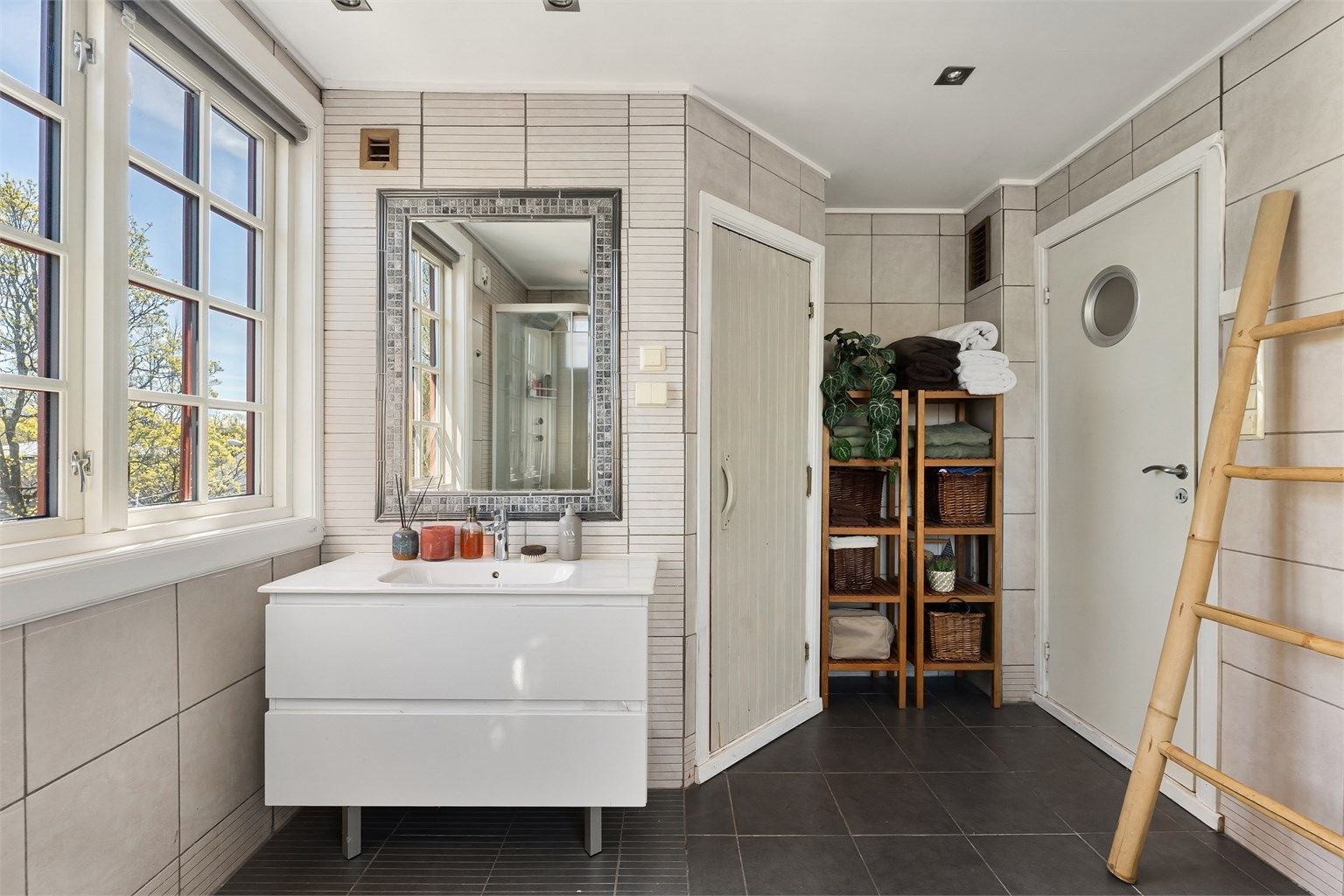 Badet har downlights i taket og direkte adkomst til badstuen.