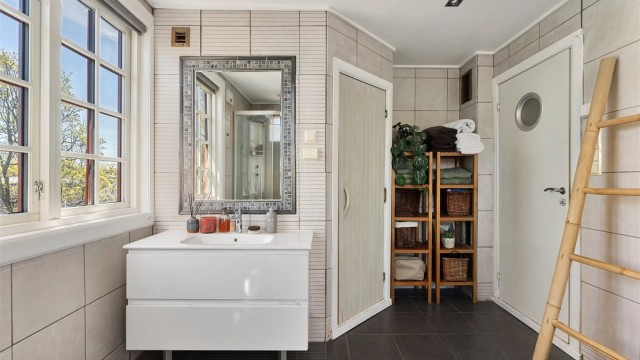 Badet har downlights i taket og direkte adkomst til badstuen.