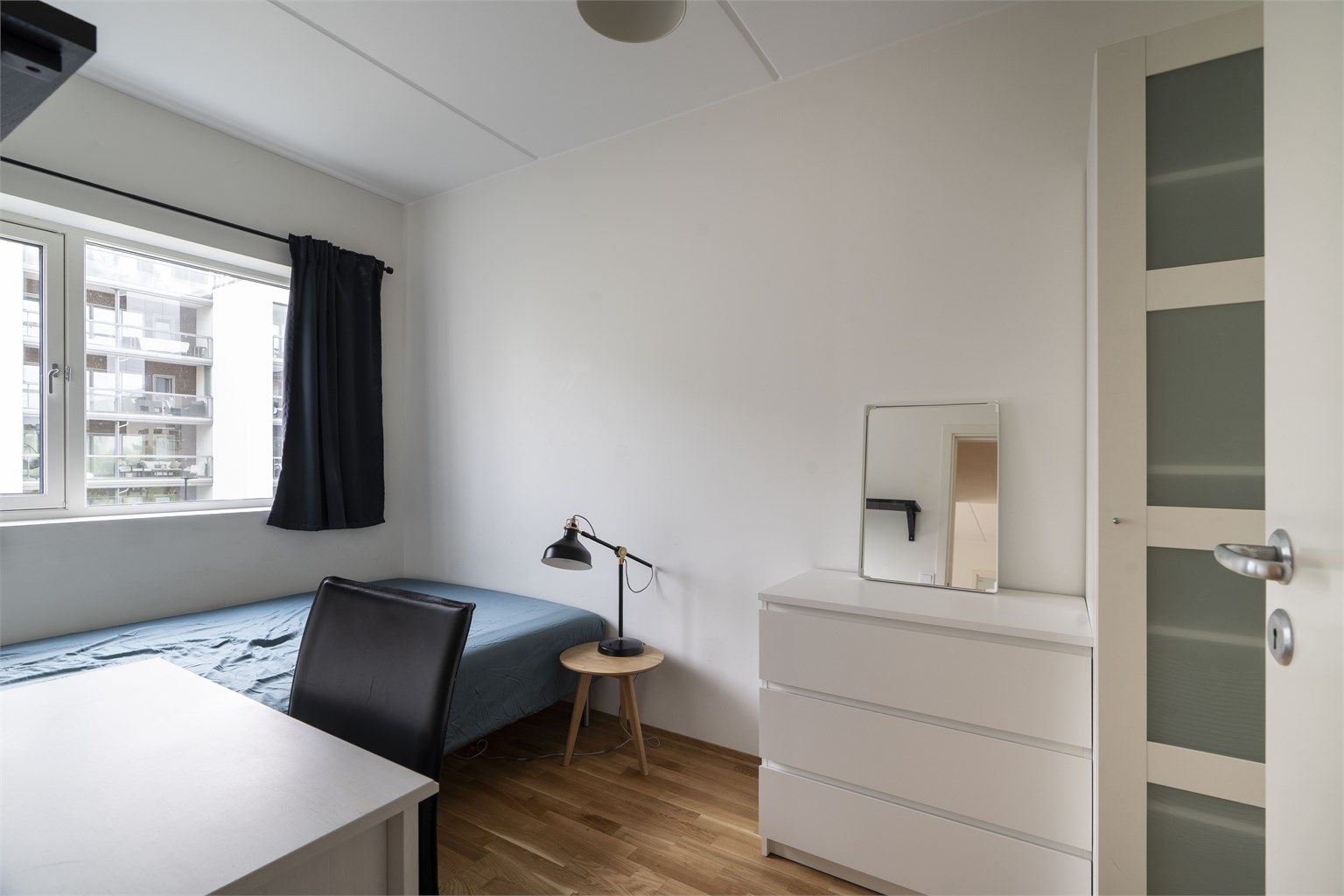 Hovedsoverommet måler 8 kvm og har god plass dobbeltseng og nattbord, samt mulighet for garderobeskap. 