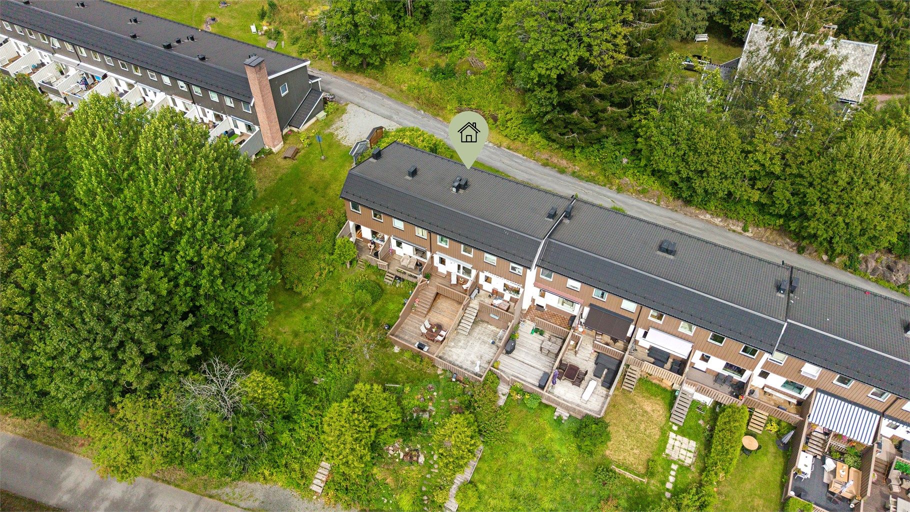 Boligen har en praktisk planløsning over tre etasjer med tre soverom, åpen stue- og kjøkkenløsning og en flott uteplass med gode solforhold.