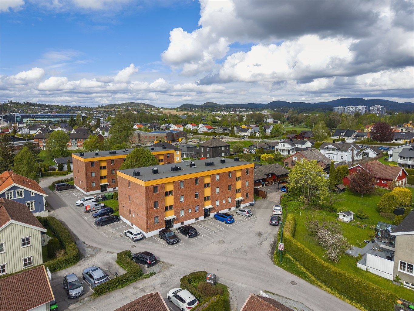 Leiligheten ligger fint til med kort gangavstand til turområder, Lietorvet, sentrum, bussforbindelse og mer