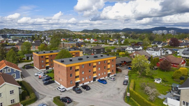 Leiligheten ligger fint til med kort gangavstand til turområder, Lietorvet, sentrum, bussforbindelse og mer