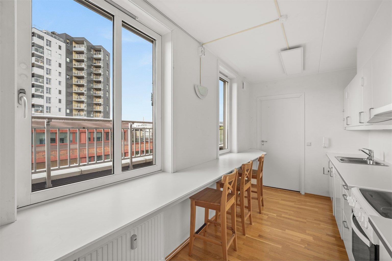 Innredningen har glatte fronter og en laminatbenkeplate med nedfelt vask.