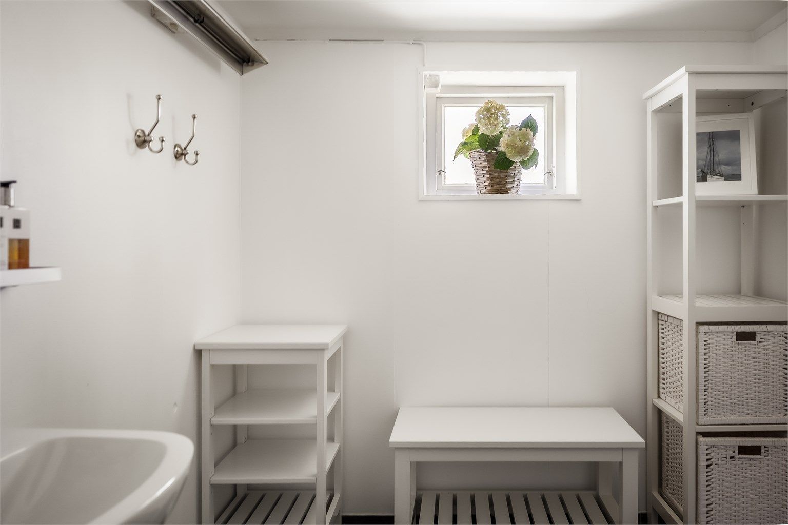 Ett av to vaskerom i kjelleren, med opplegg for vaskemaskin.