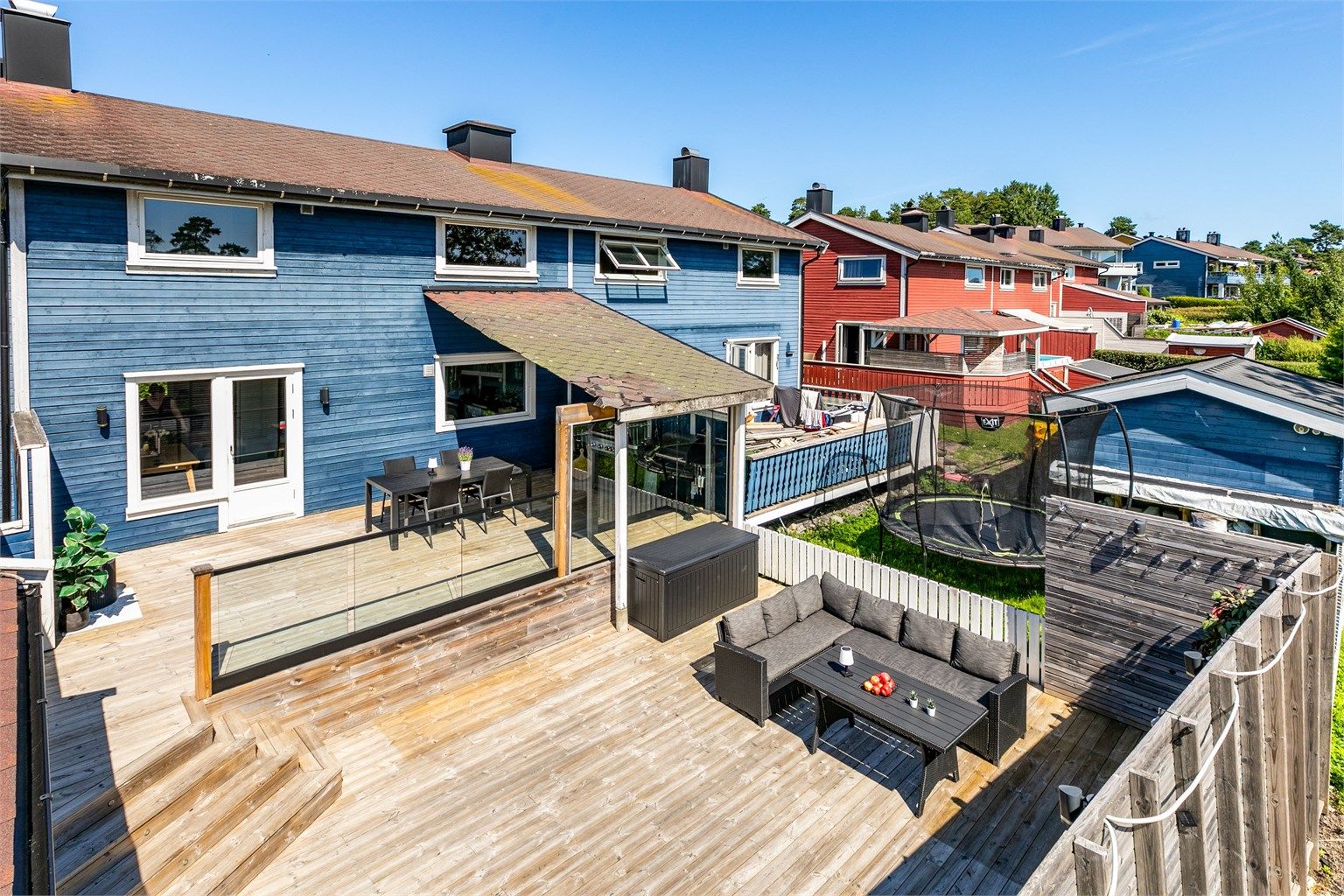 Med et samlet areal på nesten 80 kvm. har terrassene rom for opptil flere ulike sittegrupper. 