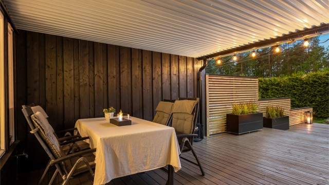 En del av terrassen er overbygget, som gjør at her kan man sitte uansett værforhold