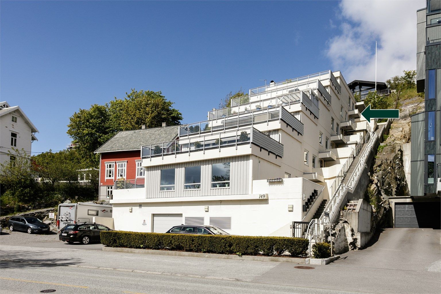 Fasade av blokken sett fra Borgundvegen med adkomst via trapper på østsiden av blokken