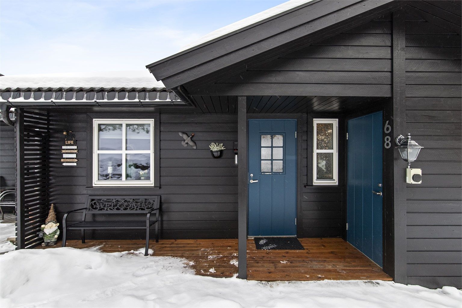 Velkommen inn! Overbygget inngangsparti med tilgang til utvendig bod