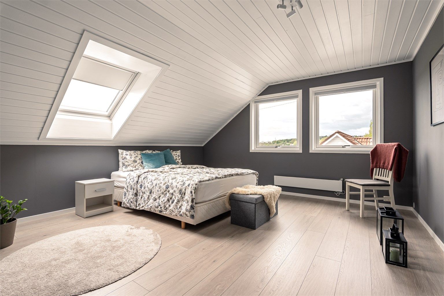Hovedsoverommet har hele 20 kvm. gulvflate og er i likhet med de fleste øvrige rom pusset opp siden 2024.