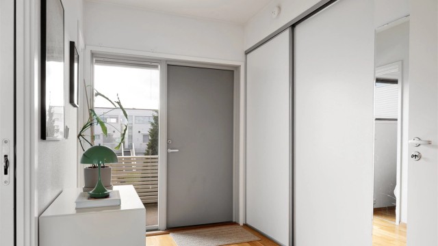 Gangen er innredet med en stor skyvedørsgarderobe.