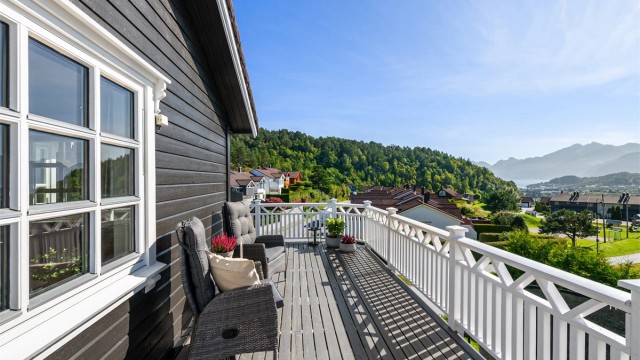 Balkongen har god plass til både sittegruppe og grill.