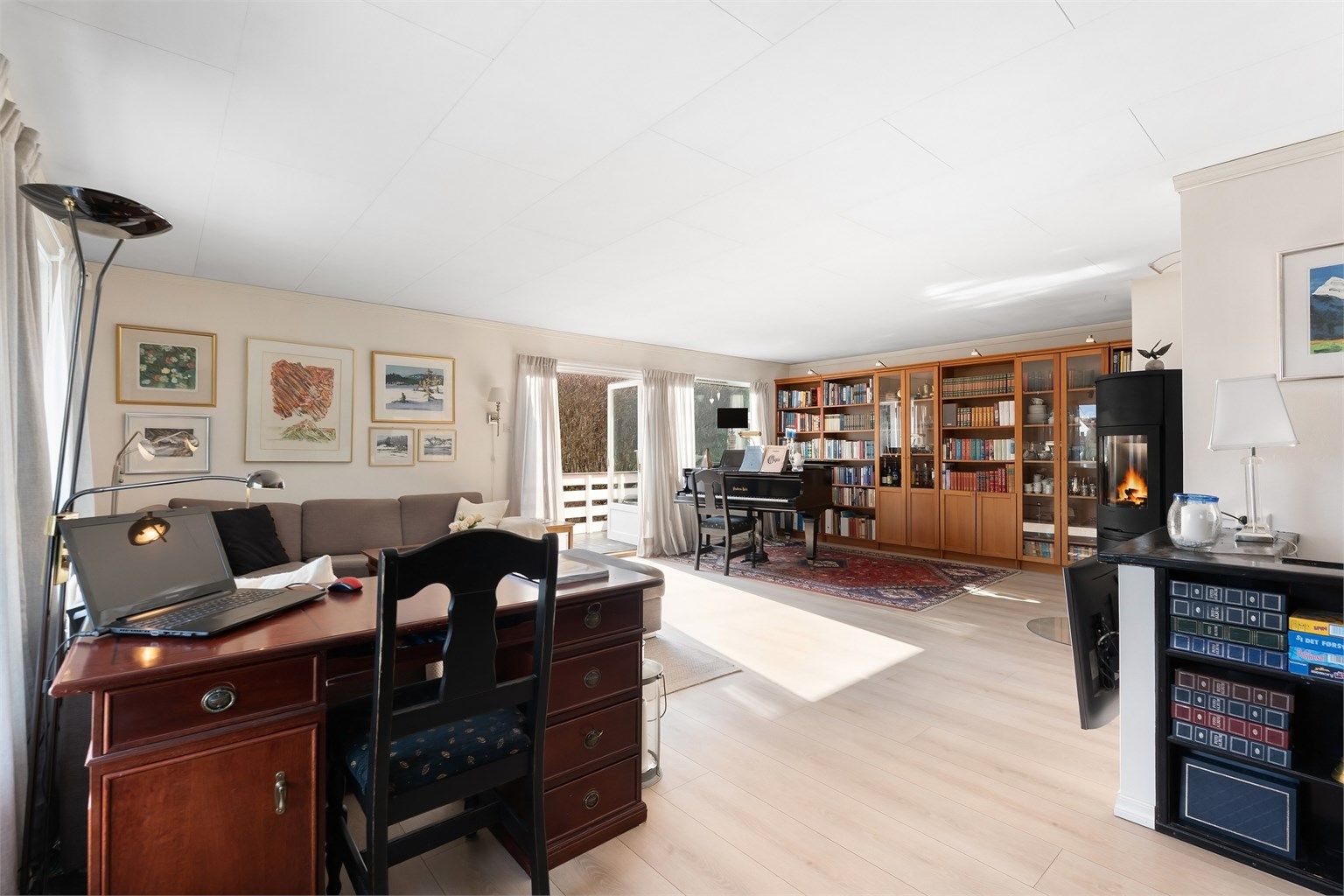 I boligens øverste etasje finner du stue, spisestue, kjøkken, vaskerom, toalettrom, bad og to soverom