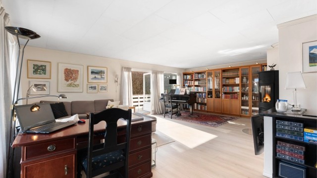 I boligens øverste etasje finner du stue, spisestue, kjøkken, vaskerom, toalettrom, bad og to soverom