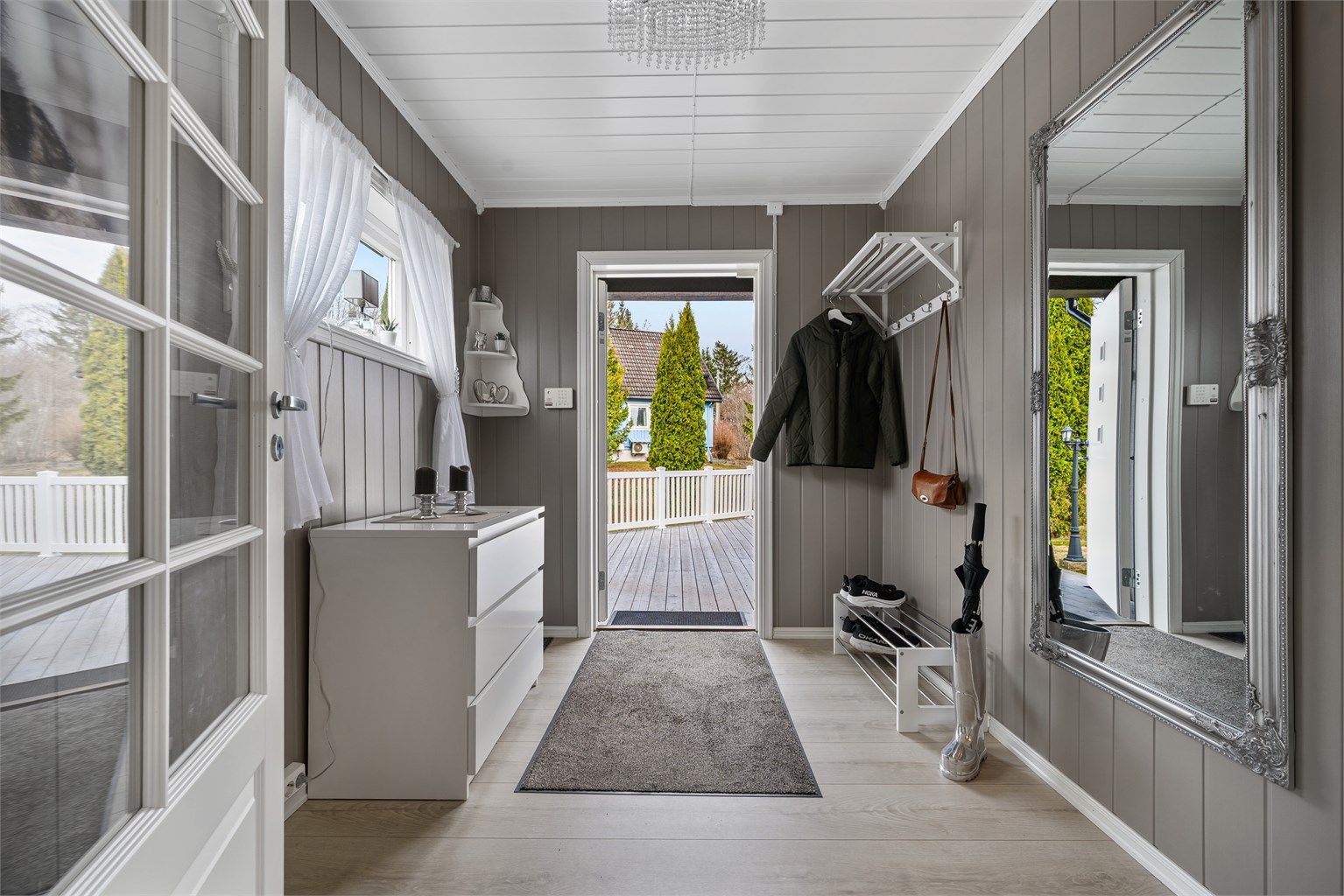 Velkommen inn til en hyggelig entré med gulvvarme
