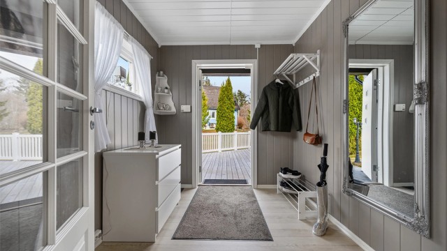 Velkommen inn til en hyggelig entré med gulvvarme