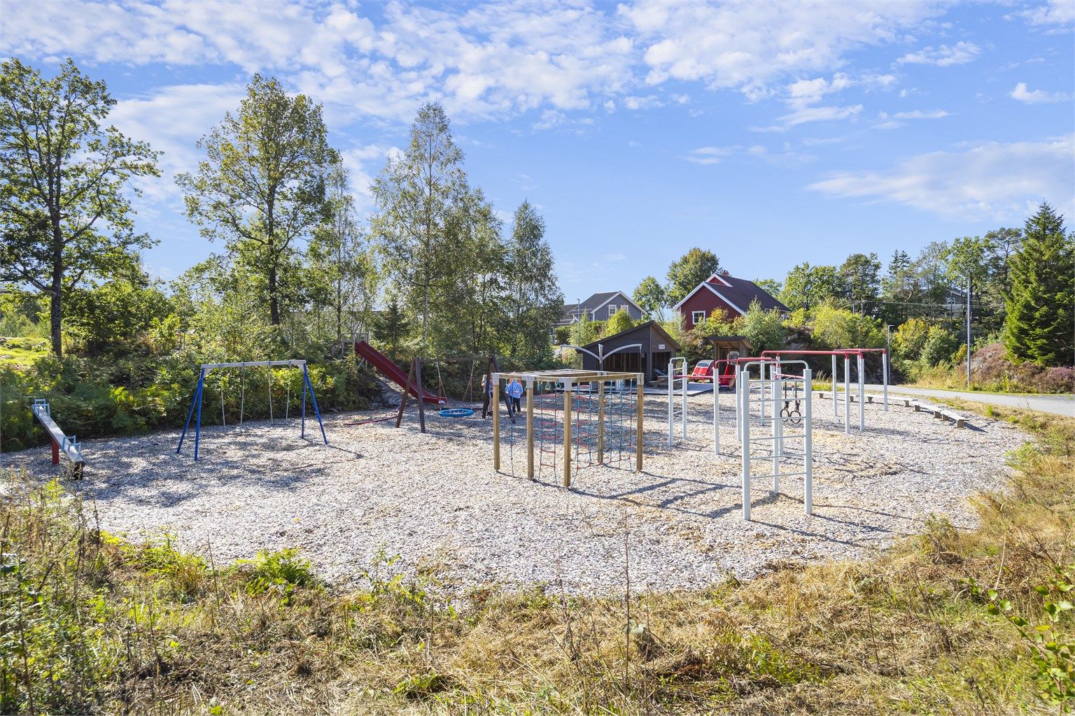 Lekeplass rett nedenfor huset - Anlegget ble opparbeidet rundt 2022 og er et flott samlingspunkt for barnefamilier.