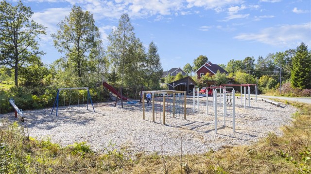 Lekeplass rett nedenfor huset - Anlegget ble opparbeidet rundt 2022 og er et flott samlingspunkt for barnefamilier.