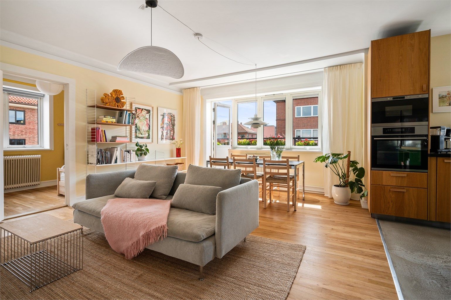 En delikat og luftig 3-roms hjørneleilighet med balkong, felles takterrasse og moderne standard. Foto: Peter Futo