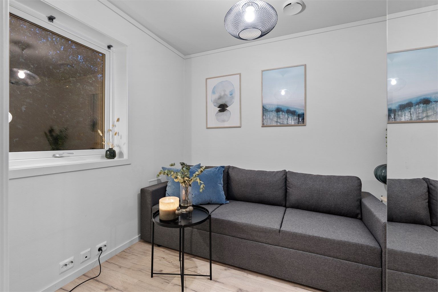 Soverom 2 er innredet med laminatgulv og malte vegger, og passer godt som gjesterom eller kontor.