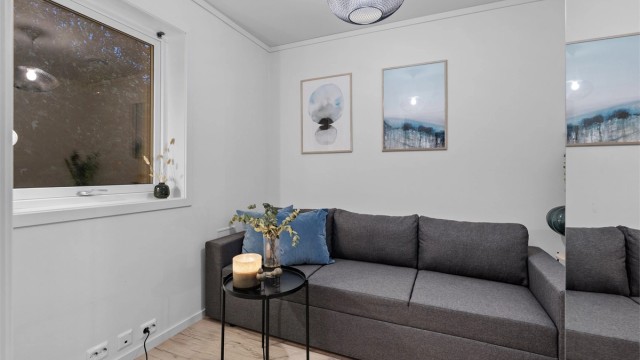 Soverom 2 er innredet med laminatgulv og malte vegger, og passer godt som gjesterom eller kontor.