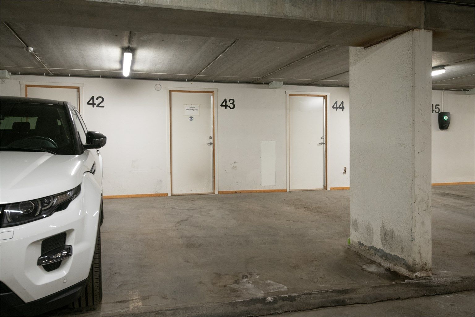 Egen garasjeplass i kjeller med mulighet for etablering av elbillader.