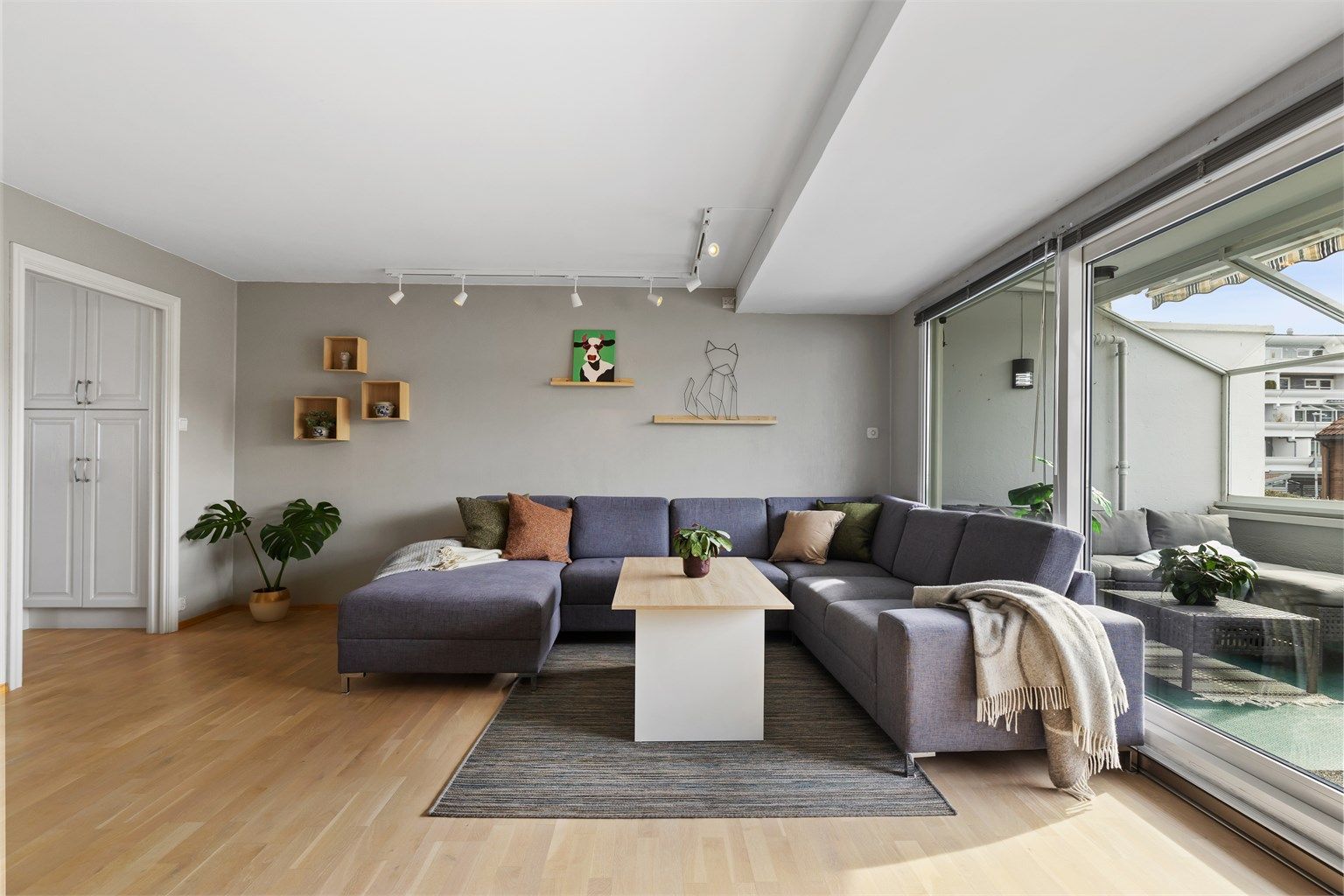 En innholdsrik andelsleilighet med en stor, innglasset balkong og to oppgraderte bad/WC.