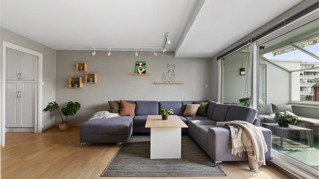 En innholdsrik andelsleilighet med en stor, innglasset balkong og to oppgraderte bad/WC.