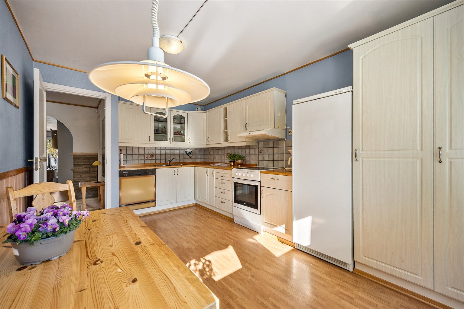 Foto: Espen Edin / Image Day Stort, separat kjøkken med god plass til spisebord. Herfra er det utgang til en egen balkong på 8 m².