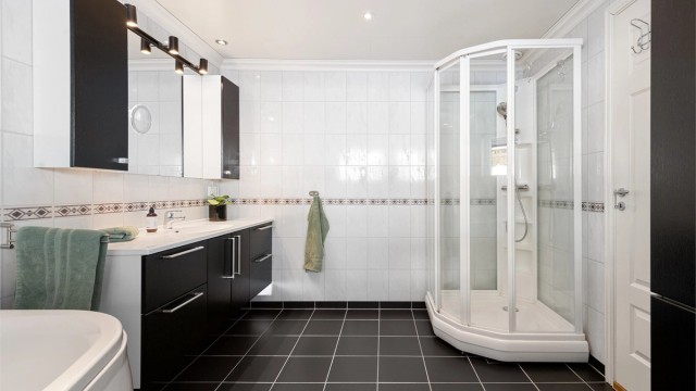 Bad med tilkomst via hovedsoverom. Badet er fra 2009 og har flislagt gulv, baderomsplater på vegger og takplater i tak.