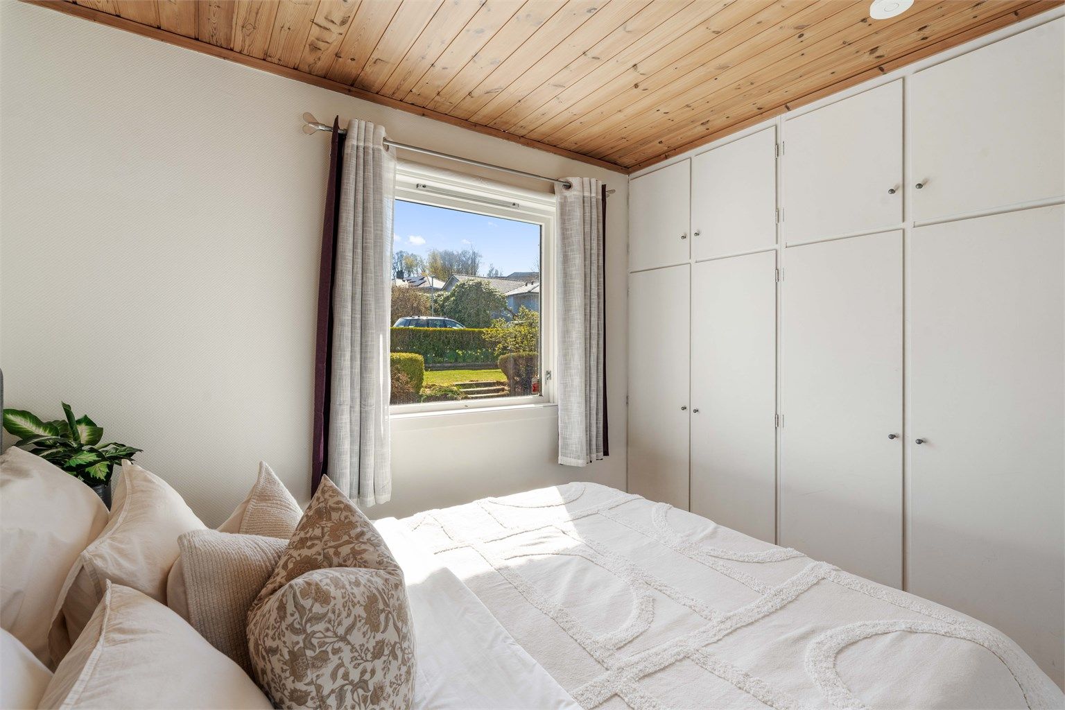 Rommet har en stor plassbygd garderobe.