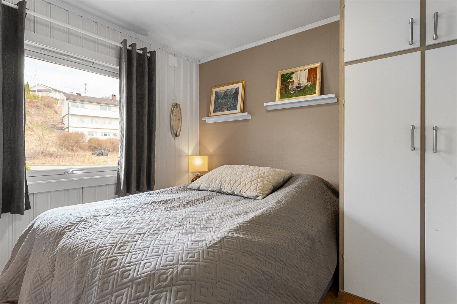 Boligen har tre soverom i hovedetasjen. Dette rommet har plass til dobbeltseng og garderobeskap.