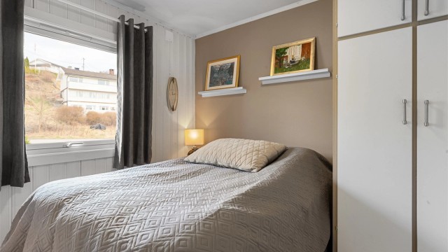 Boligen har tre soverom i hovedetasjen. Dette rommet har plass til dobbeltseng og garderobeskap.