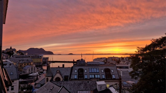 Stemningsfull utsikt mot innseilingen. (foto selger)