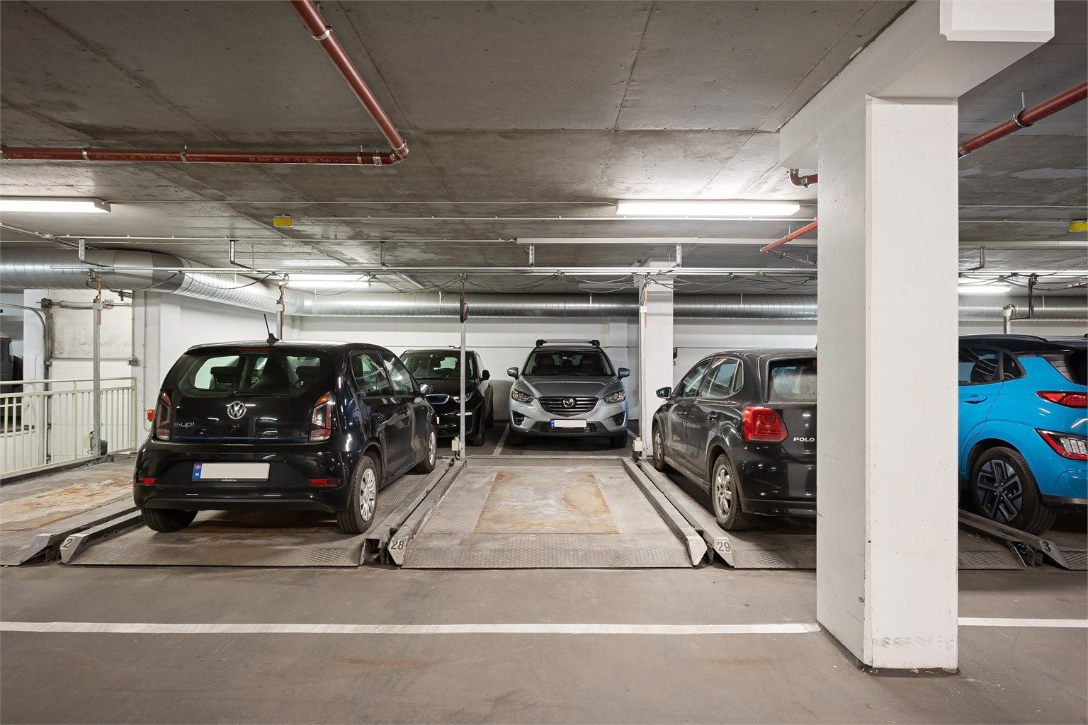 Med leiligheten følger én garasjeplass i felles garasjeanlegg, nr. 28. Det er flåteparkering i garasjeanlegget og parkeringsplassen til denne seksjonen er på flåten.