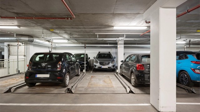 Med leiligheten følger én garasjeplass i felles garasjeanlegg, nr. 28. Det er flåteparkering i garasjeanlegget og parkeringsplassen til denne seksjonen er på flåten.