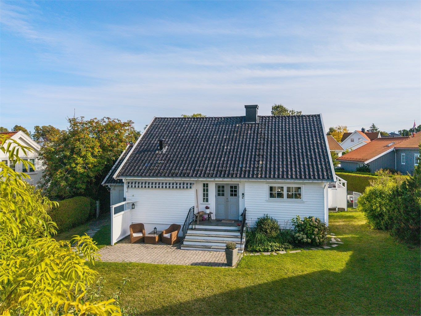 Eiendommen på ca 909 kvm eiertomt, er pent opparbeidet med gressplen, hekk, prydbusker og diverse beplantning.