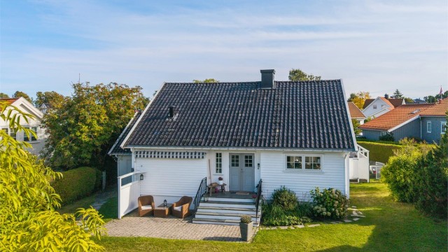 Eiendommen på ca 909 kvm eiertomt, er pent opparbeidet med gressplen, hekk, prydbusker og diverse beplantning.