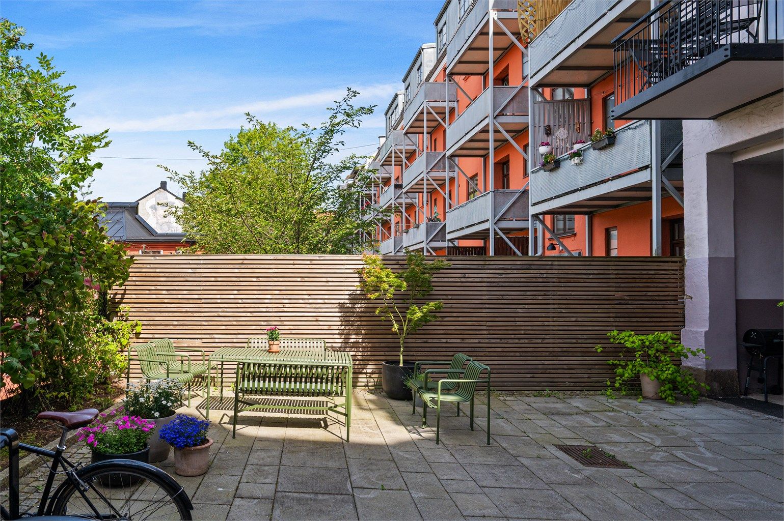Med sykkelparkering i bakgården ligger alt til rette for en aktiv hverdag i byen.
