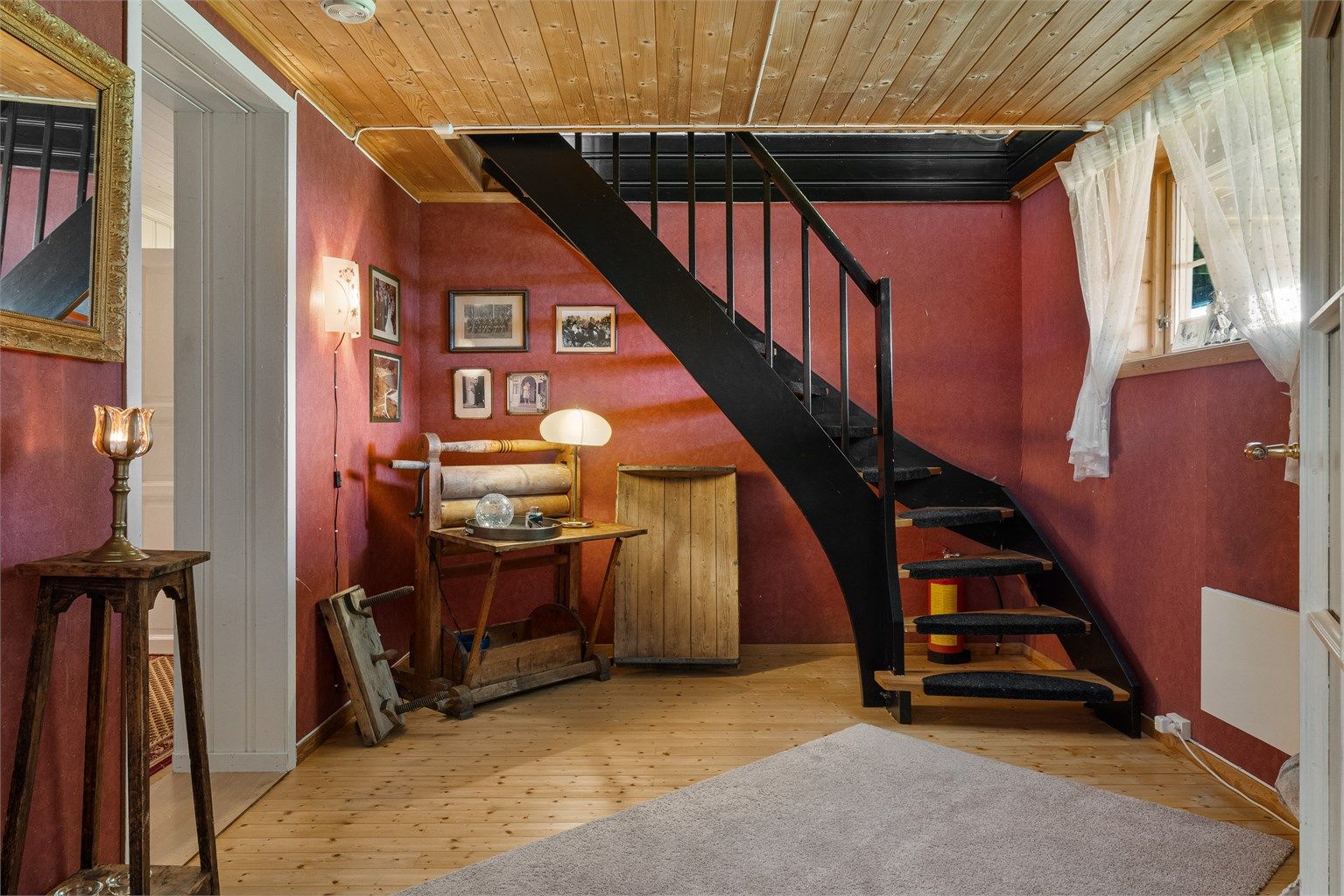 Kjelleren er innredet med blant annet kjellerstue, soverom, bad, to ganger og tre boder.
