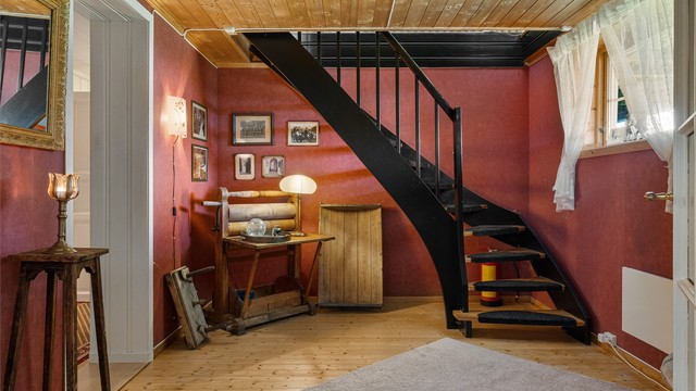 Kjelleren er innredet med blant annet kjellerstue, soverom, bad, to ganger og tre boder.