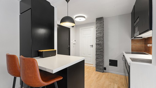 Kjøkkenøyen er laget slik at du kan benytte dette til en frokostsone samtidig som er det skuffer på andre siden til oppbevaring.