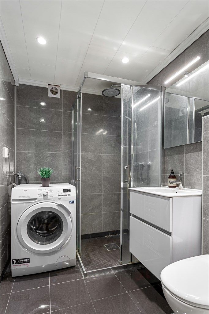 Badet i første etasje er fra ca. 2023 og har gulvvarme samt regnfallsdusj.