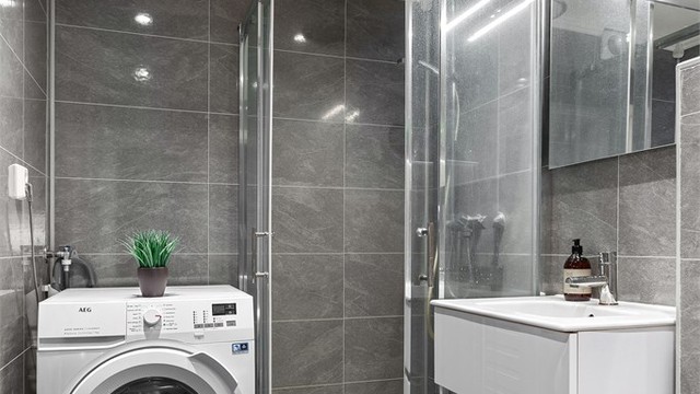 Badet i første etasje er fra ca. 2023 og har gulvvarme samt regnfallsdusj.