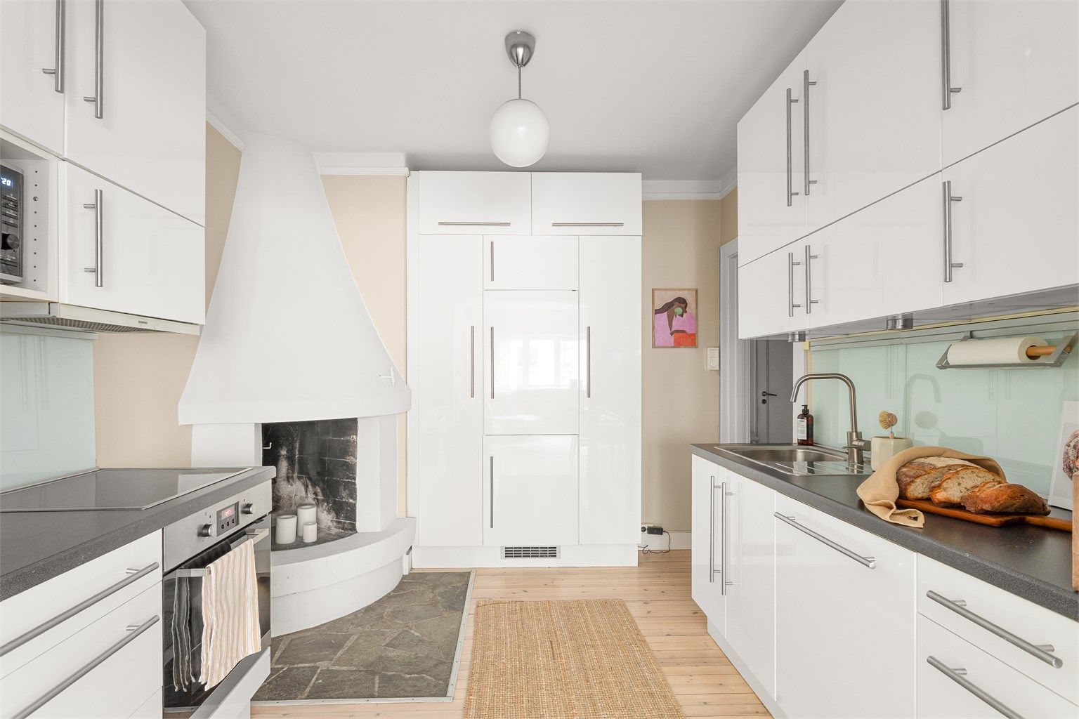 Kjøkkenet har direkte inngang fra entréen, i det som tidligere var boligens hall. 