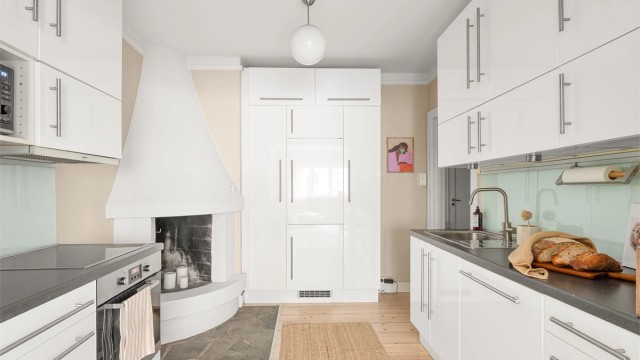 Kjøkkenet har direkte inngang fra entréen, i det som tidligere var boligens hall.