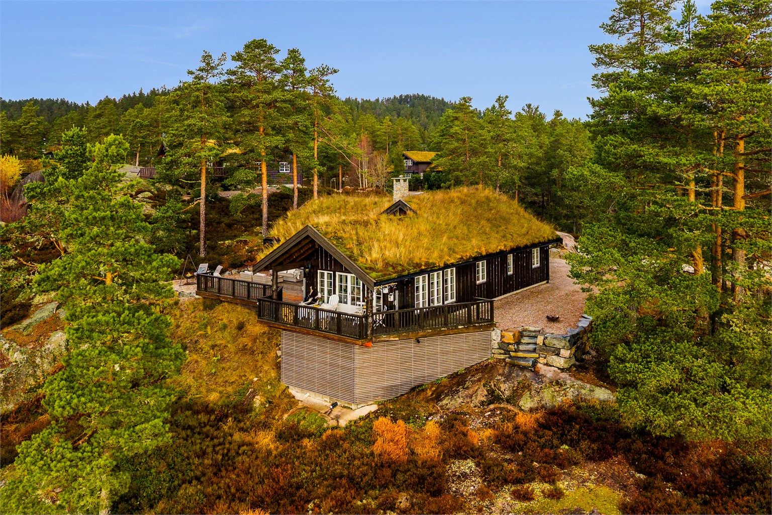 Hytta har et kraftig og har et rustikt preg.