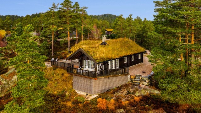 Hytta har et kraftig og har et rustikt preg.