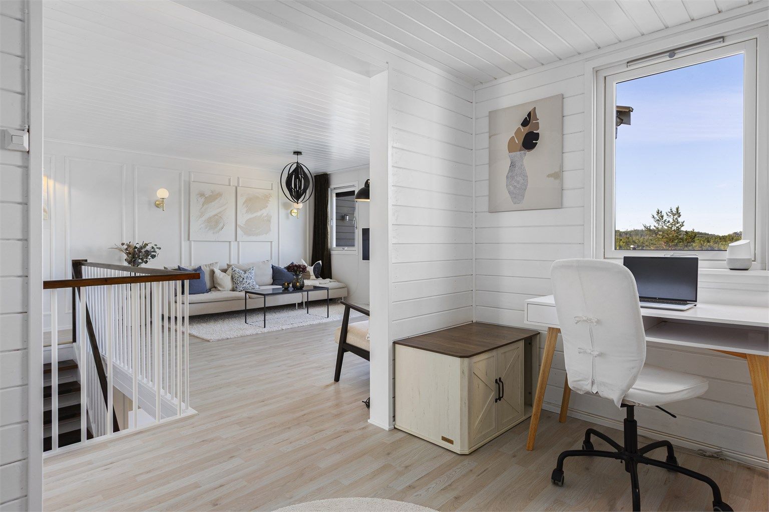 I gangen i første etasje er det plass til et praktisk hjemmekontor. Det gjøres oppmerksom på at denne delen av rommet ikke er godkjent for varigopphold.