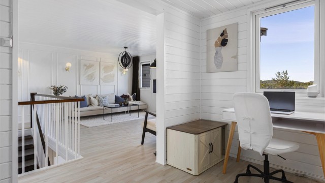I gangen i første etasje er det plass til et praktisk hjemmekontor. Det gjøres oppmerksom på at denne delen av rommet ikke er godkjent for varigopphold.